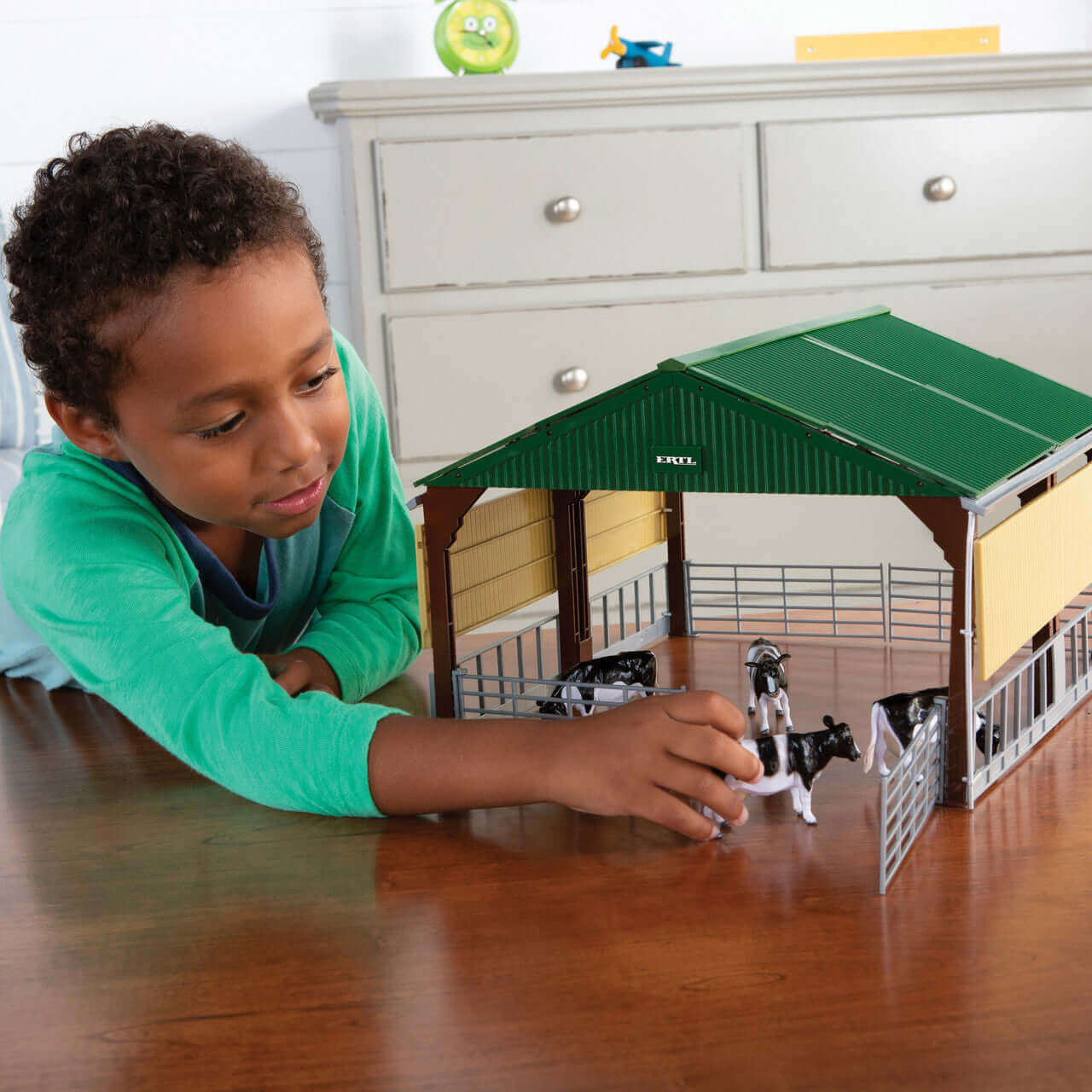 1:32 Livestock Building with Case Skid Loader and Accessories